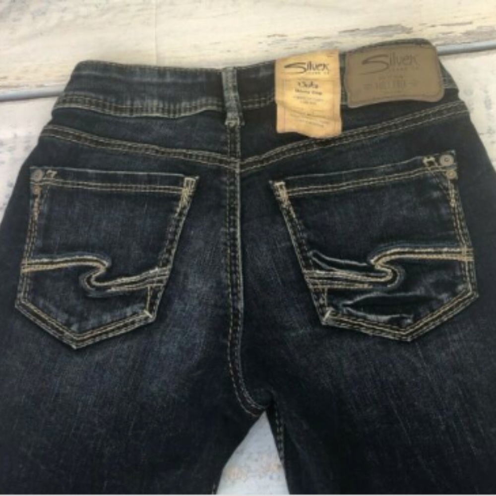 Silver Suki  Dark Wash Curvy Skinny Crop 25